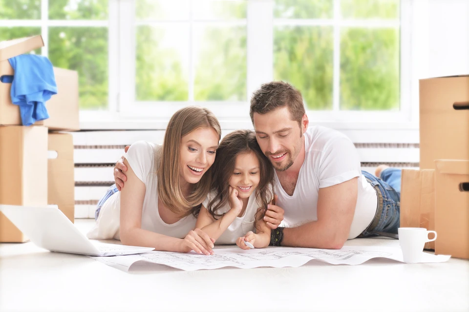 famille déménageant dans leur nouveau foyer