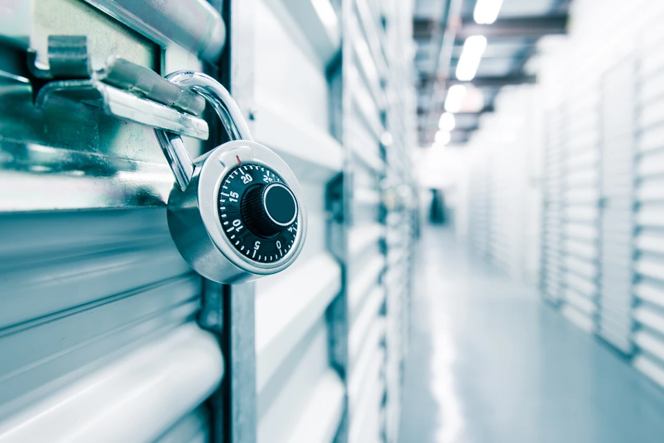 Couloir moderne d'établissement sécurisé avec rangées de casiers métalliques équipés de cadenas à combinaison numérique