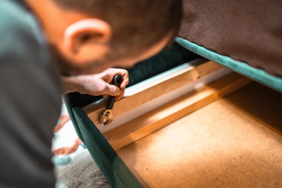 Intérieur résidentiel avec cartons de déménagement empilés sur sol stratifié clair, mur beige